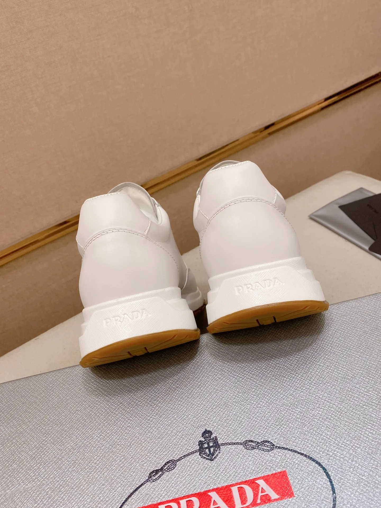 Factory price 560💰 ✔️✔️✔️High-quality new PRADA counters are on the market at the same time. The new men's shoes and 😘fabrics are selected from imported first-layer cowhide and are made with pure handcrafts. Lining: Full cowhide lining. 👍🏿 High-end ☄️ air-cushion molded anti-slip rubber outsole, exquisite lines, simple and elegant, comfortable and high-end for leisure travel. Code number: 38 to 44 (45 can be customized and cannot be returned or exchanged)